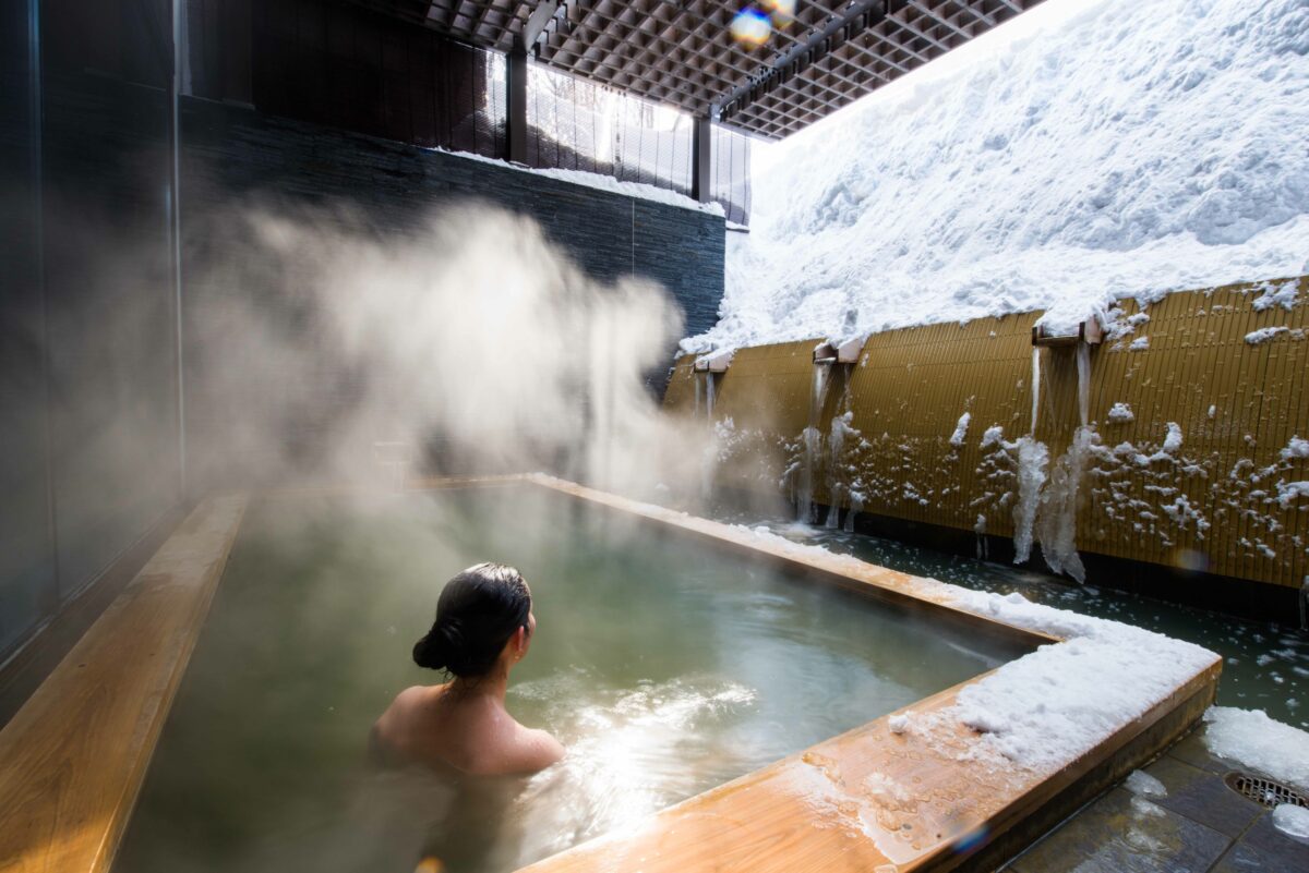 Tắm khoáng nóng onsen có rất nhiều công dụng đối với sức khỏe, tinh thần và sắc đẹp